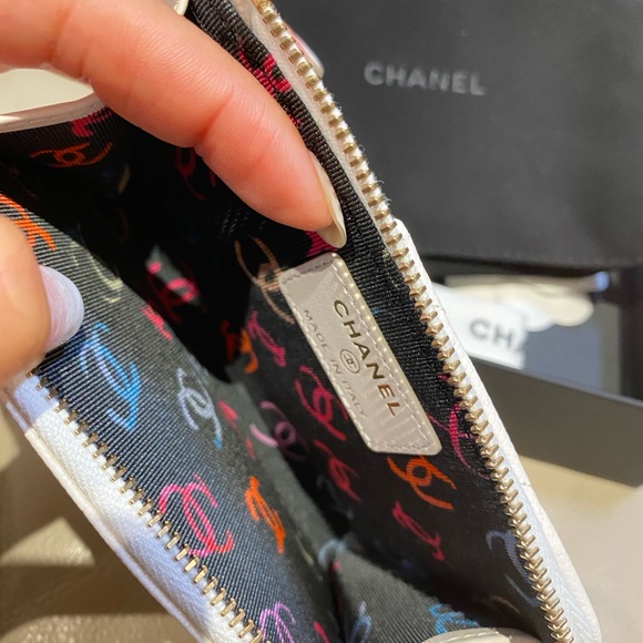 BNIB Chanel zip around card holder - Picture 4 of 5